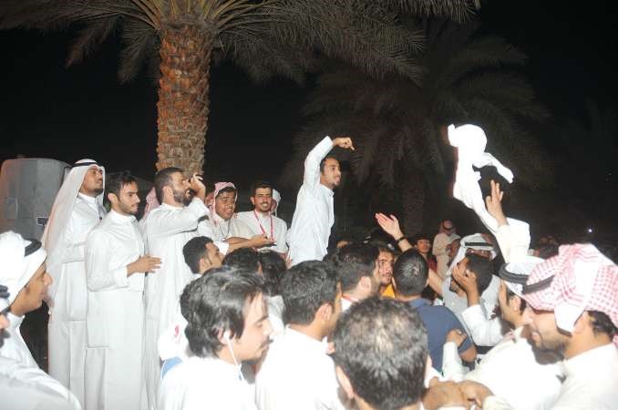 احتفالات وحمل على الاعناق احتفالا بالفوز محمد هاشم