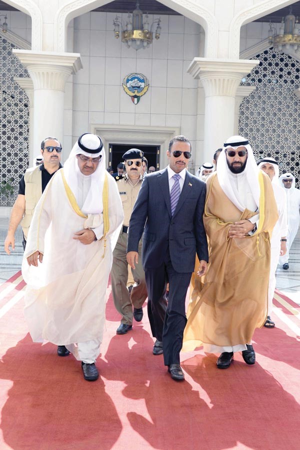 د علي العمير في وداع الرئيس مرزوق الغانم ويبدو مبارك الخرينج