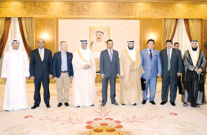 رئيس مجلس الامة مرزوق الغانم متوسطا د علي العمير ومبارك الخرينج واحمد القضيبي وعسكر العنزي وماجد موسى وعلام الكندري والسفير البريطاني قبيل مغادرته البلاد