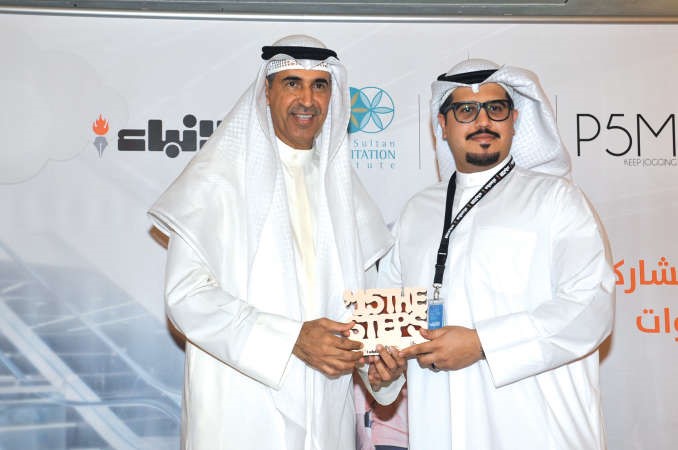 الزميل عبدالله البالول يتسلم درع تكريم الانباء من وليد الياقوت﻿