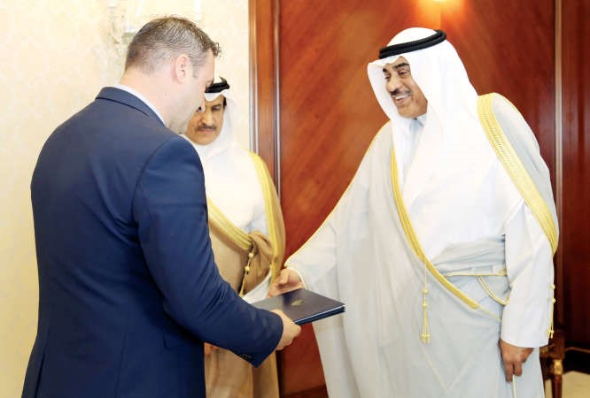الشيخ صباح الخالد يتسلم نسخة من اوراق اعتماد سفير البوسنة محمد خليلوفيتش ﻿