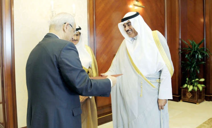  الشيخ صباح الخالد يتسلم نسخة من اوراق اعتماد السفير المصري الجديد ياسر محمد عاطف ﻿