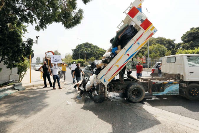 ناشطو حملة بدنا نحاسب يرفعون النفايات لرميها امام مدخل شركة سوكلين في الكرنتينا محمود الطويل
