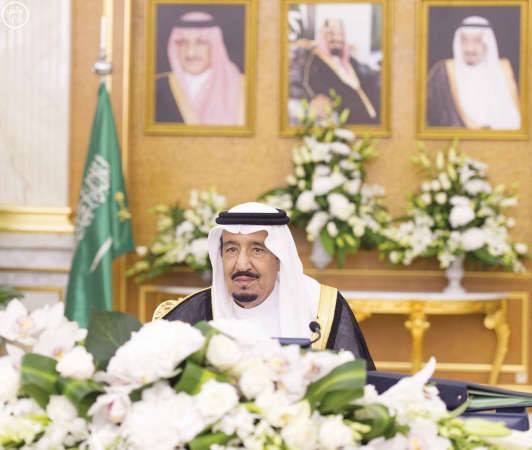 خادم الحرمين الشريفين الملك سلمان بن عبدالعزيز خلال ترؤسه جلسة مجلس الوزراء امس واس
