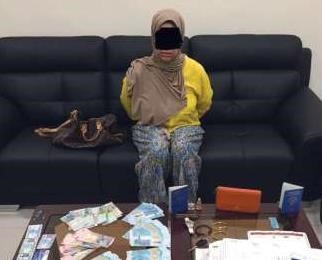 المتهمة في قبضة المباحث وامامها المضبوطات وفي الاطار المستشار القانوني الذي ساعدها في جريمتها
