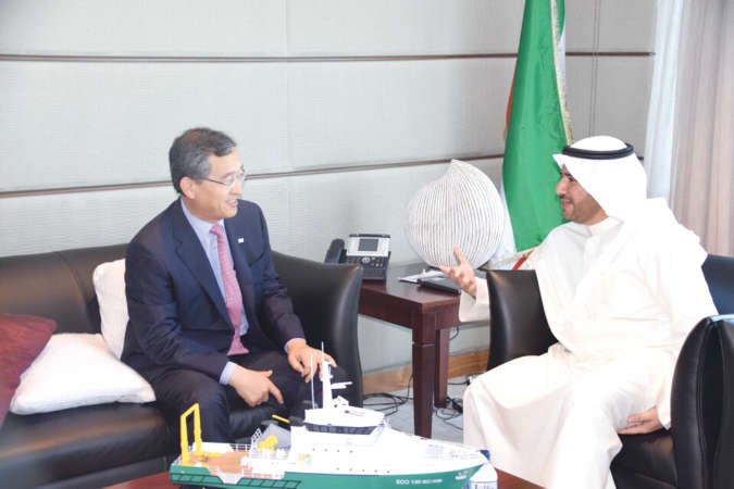 الشيخ عبدالله الاحمد مستقبلا السفير شين بونام﻿