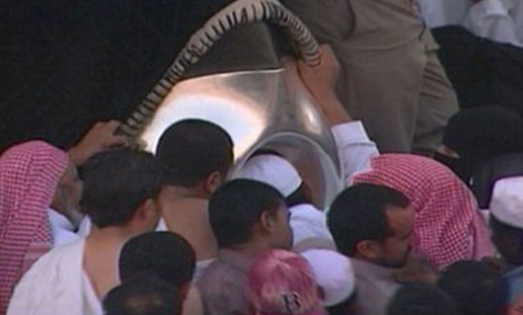 تحذيرات من تقبيل الحجر الأسود ولمس مقام ابراهيم لهذا السبب