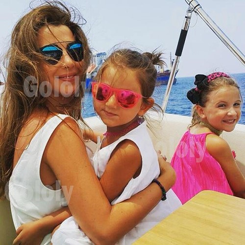 صورة: نانسي عجرم وابنتيها تداعبن أمواج البحر بسحر جمالهن