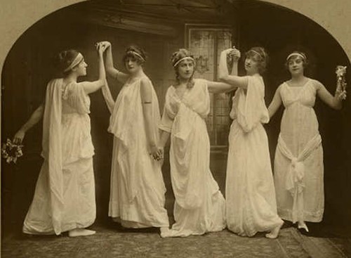 تشارك اغاتا كريستي في هذه الصورة بصف للرقص في العام 1904