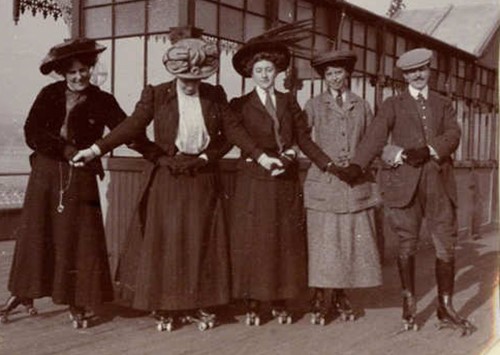 تظهر اغاتا كريستي في هذه الصورة مع مجموعة من اصدقائها في العام 1911