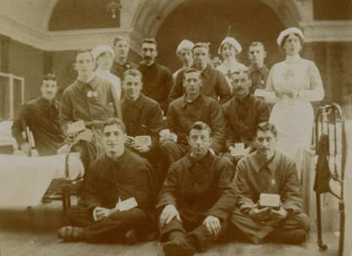 خلال الحرب العالمية الاولى، عملت اغاتا كريستي كممرضة وهنا تظهر في الصورة في العام 1914، حيث التقت بزوجها الاول ارشي كريستي