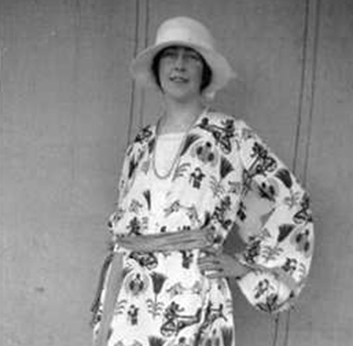 تظهر اغاتا كريستي في هذه الصورة في العام 1922