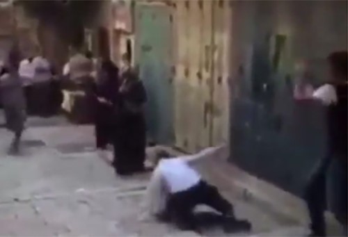 بالفيديو.. «علقة ساخنة» لأحد المستوطنين الذين اقتحموا المسجد الأقصى 