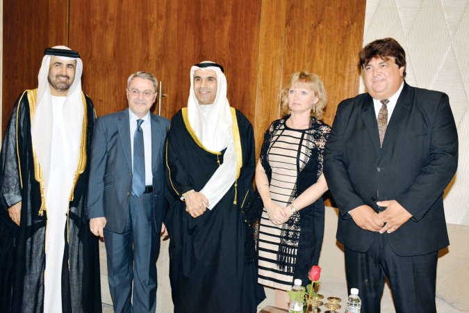 السفير الاماراتي رحمه الزعابي والسفير العراقي بحر العلوم ﻿
