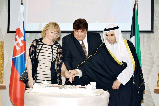 المستشار ناصر الصبيح السفير مشاركا قطع كعكة الاحتفال ﻿