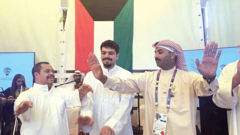 العلي واعضاء رحلة فريق الامل في اكسبو 2015﻿