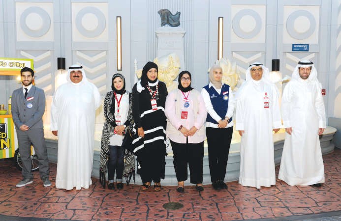 فوزي المجدلي مع عدد من الطلبة المتدربين