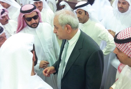 دبدر العيسى بين عدد من المراجعين في منطقة الجهراء التعليمية