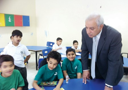 الوزير العيسى اثناء جولته في الفصول 