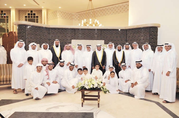 عبدالرحمن الكندري وخليل الحمادي وخالد البستكي واحمد الشريف وفيصل عبدالخالق مع المهنئين