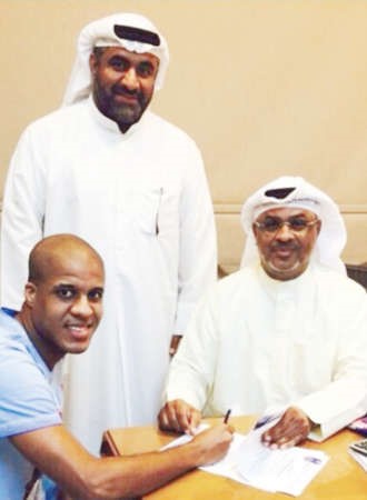 احمد الجاركي وتياغو يوقعان العقد ويبدو عبدالله عاشور وكيل اللاعب﻿