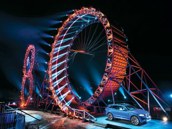 جاكوار F-PACE تتحدى الجاذبية في عرض مذهل للغاية