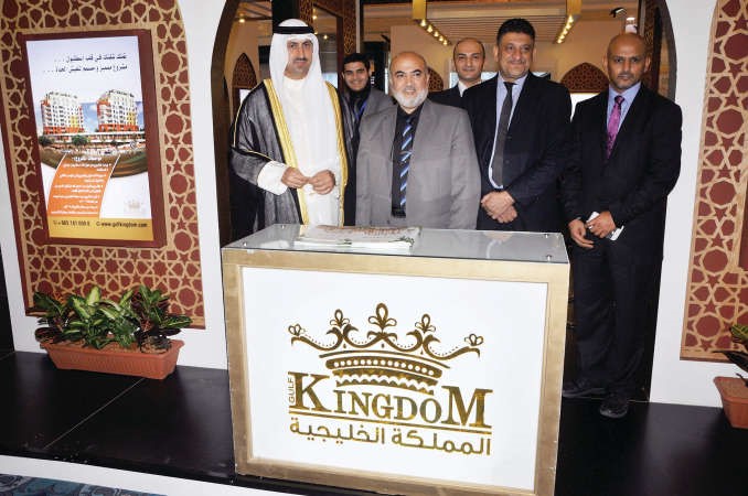 الشيخ نمر الصباح خلال زيارته جناح شركة المملكة الخليجية﻿