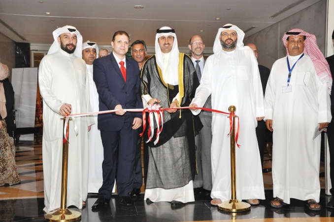 الشيخ نمر الصباح متوسطا احمد الصفار وايهاب زكري خلال قص شريط افتتاح معرض العقارات الكويتية والدولية 