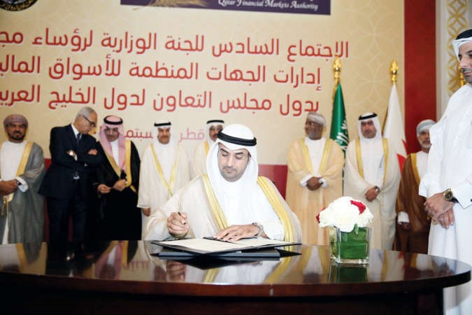 نايف الحجرف خلال توقيعه مذكرة مع الجهات المنظمة للاسواق المالية﻿﻿في دول الخليج 				كونا﻿