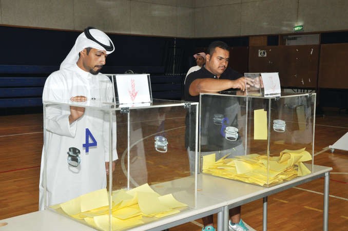طالبان يدليان بصوتيهما احمد علي