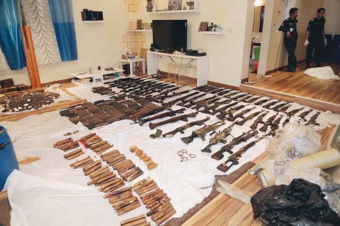 جانب من الاسلحة والذخائر التي تم ضبطها في منزل المتهم في ضاحية عبدالله المبارك﻿