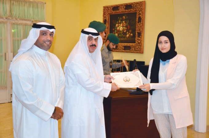 متدربة تتسلم شهادتها