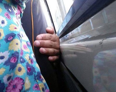 مصرية تفضح متحرشاً بها في الميكروباص بهذه الصورة