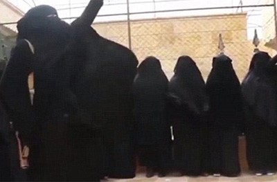 بالصور.. هكذا نعت عازفة الروك "الداعشية" سالي جونز زوجها بعد مقتله في الرقة !