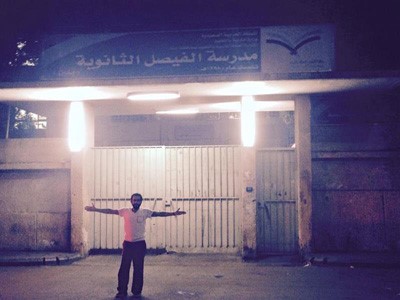 شاهد.. أحمد حلمي يستعيد ذكرياته أمام مدرسته بجدة