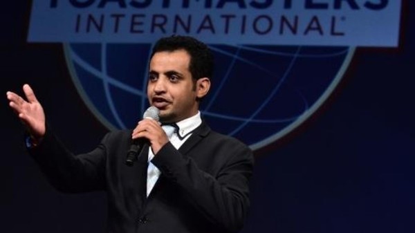 عن السعودي الذي أبهر العالم بـ"لسانه" 