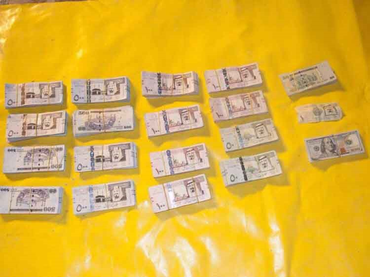 بالصور.. الداخلية السعودية توقف إرهابيين مسلحين وضبط كميات كبيرة من الأسلحة والذخائر