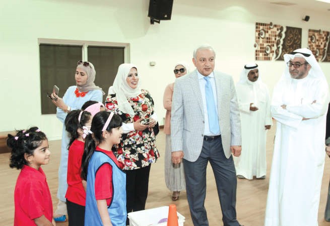 دبدر العيسى وعادل الراشد خلال الجولة في احدى المدارس