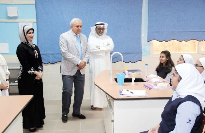 دالعيسى في حوار مع عدد من الطالبات داخل المختبر