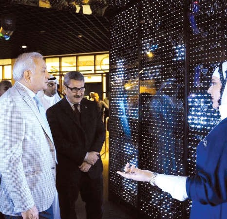 د بدر العيسى وممجبل المطوع خلال افتتاح معرض امرح مع الضوء﻿