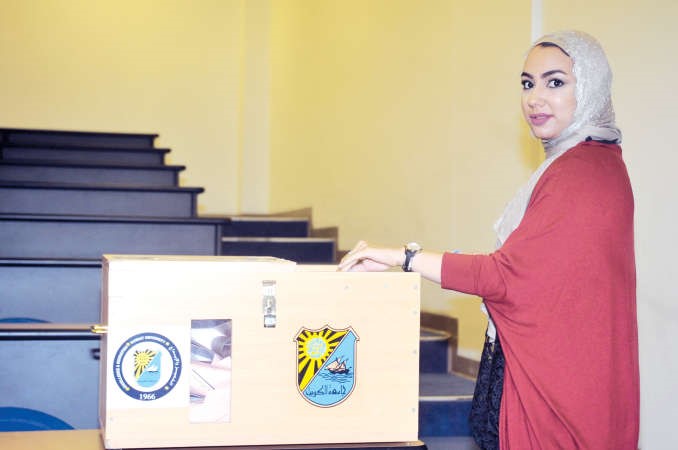 طالبة تدلي بصوتها في الانتخابات