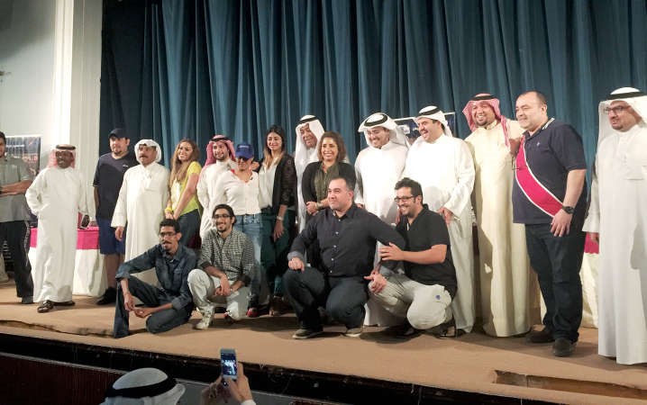 الفنان الكبير سعد الفرج والمنتج بندر طلال السعيد يتوسطان نجوم مسرحية الطمبور ومعهم عدد من الزملاء الصحافيين﻿