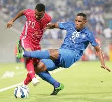 مدافع الهلال ديغاو يتدخل بقوة على لاعب لخويا اسماعيل محمد افب