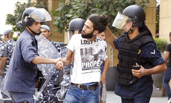 الشرطة اللبنانية تعتقل ناشطا في احد الشوارع المؤدية الى مبنى البرلمان امسرويترز