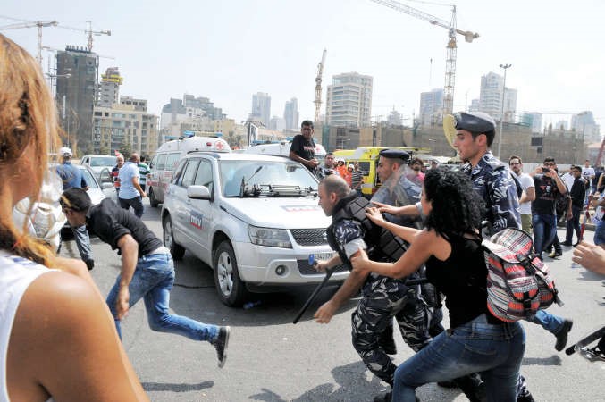 قوات الشرطة اللبنانية تلاحق المتظاهرين بهدف القاء القبض عليهم	محمود الطويل﻿
