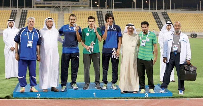 تتويج عبدالله السيف وعبدالرحمن القلاف وبجوارهما المدير الفني سعود البارود