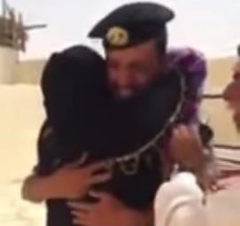 فيديو مؤثِّر للحظة لقاء أمّ بابنها الجندي العائد من القتال في اليمن