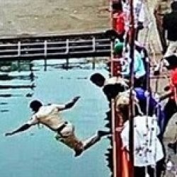 بالفيديو.. لقطات لشرطي يقفز من فوق جسر لإنقاذ غريق 
