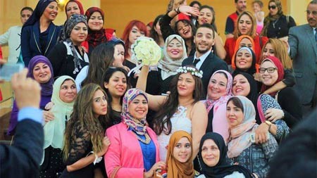 صورة تذكارية تجمع العروس مع الحضور
