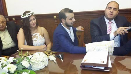 اثناء كتب الكتاب وسط حضور الاقارب